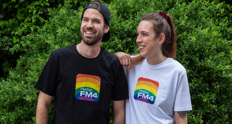 Den passenden Merch zum Pride Monat gibt es von FM4 auch. (c) radio FM4