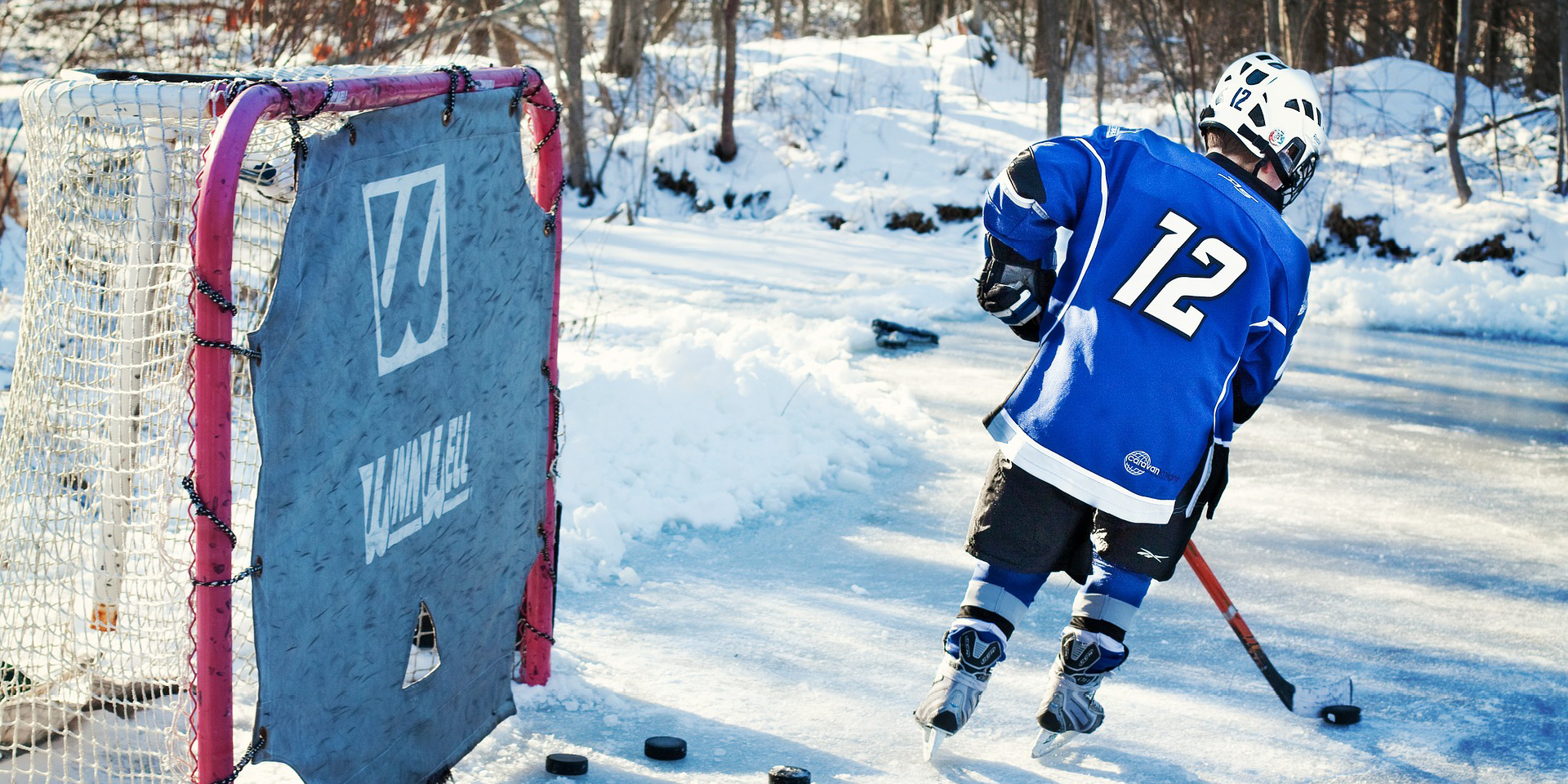 Kind spielt Eishockey