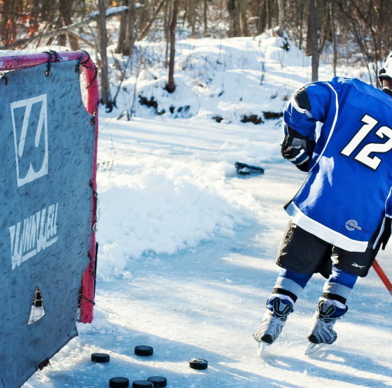 Kind spielt Eishockey