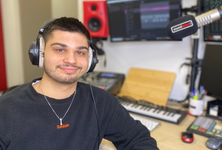 Praktikant Dave mit Studio im Hintergrund - Studio B