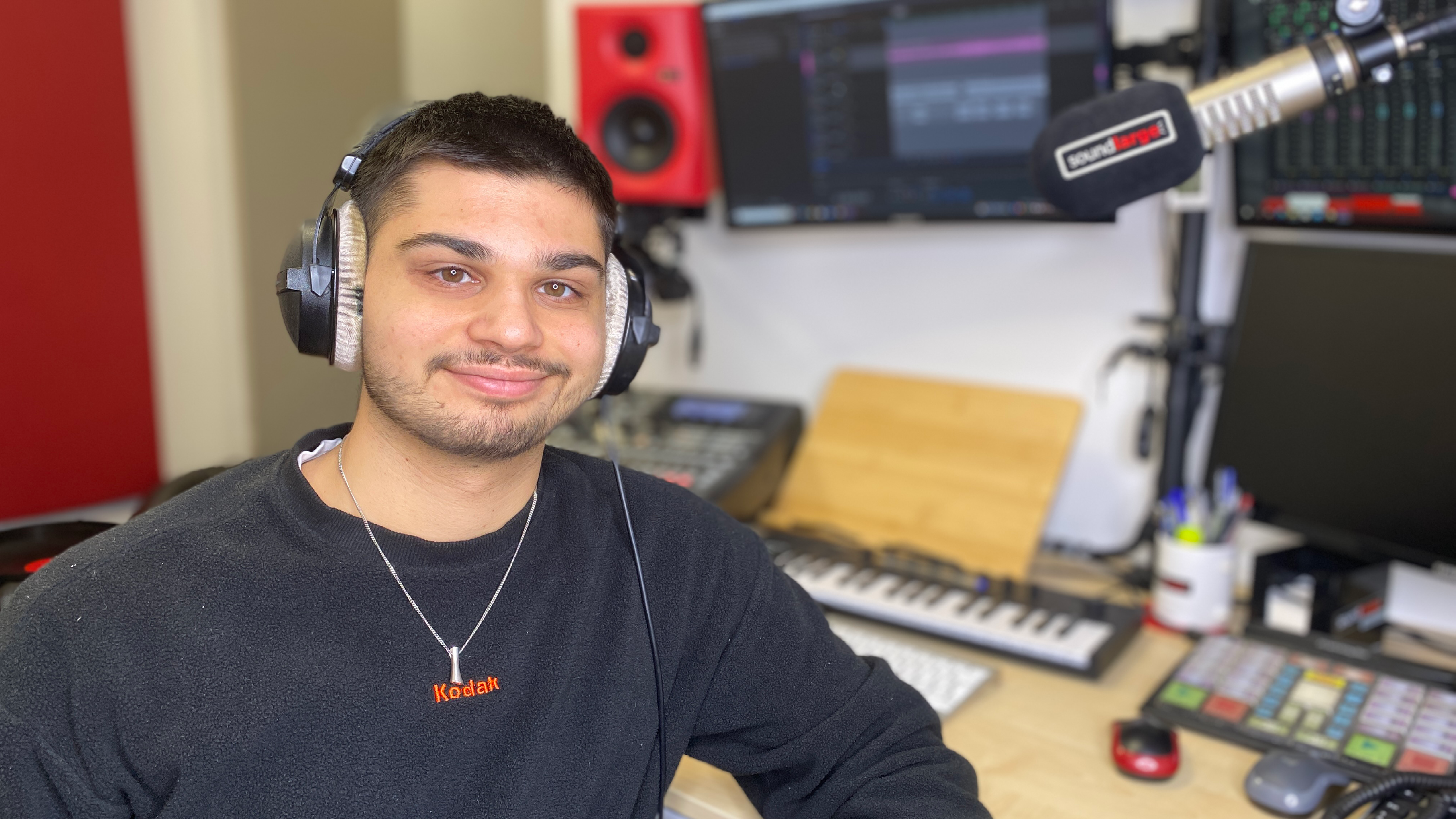 Praktikant Dave mit Studio im Hintergrund - Studio B