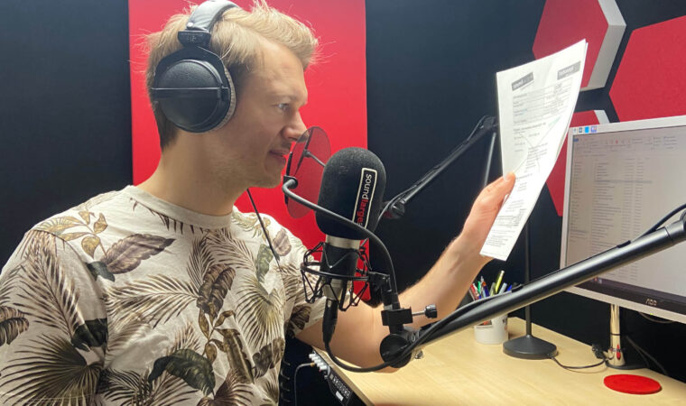 Neutral_Studio_Studio A_Raphael Muff am Mikro_2025_01 Neutral_Studio_Studio A_Raphael Muff am Mikro_2025_01