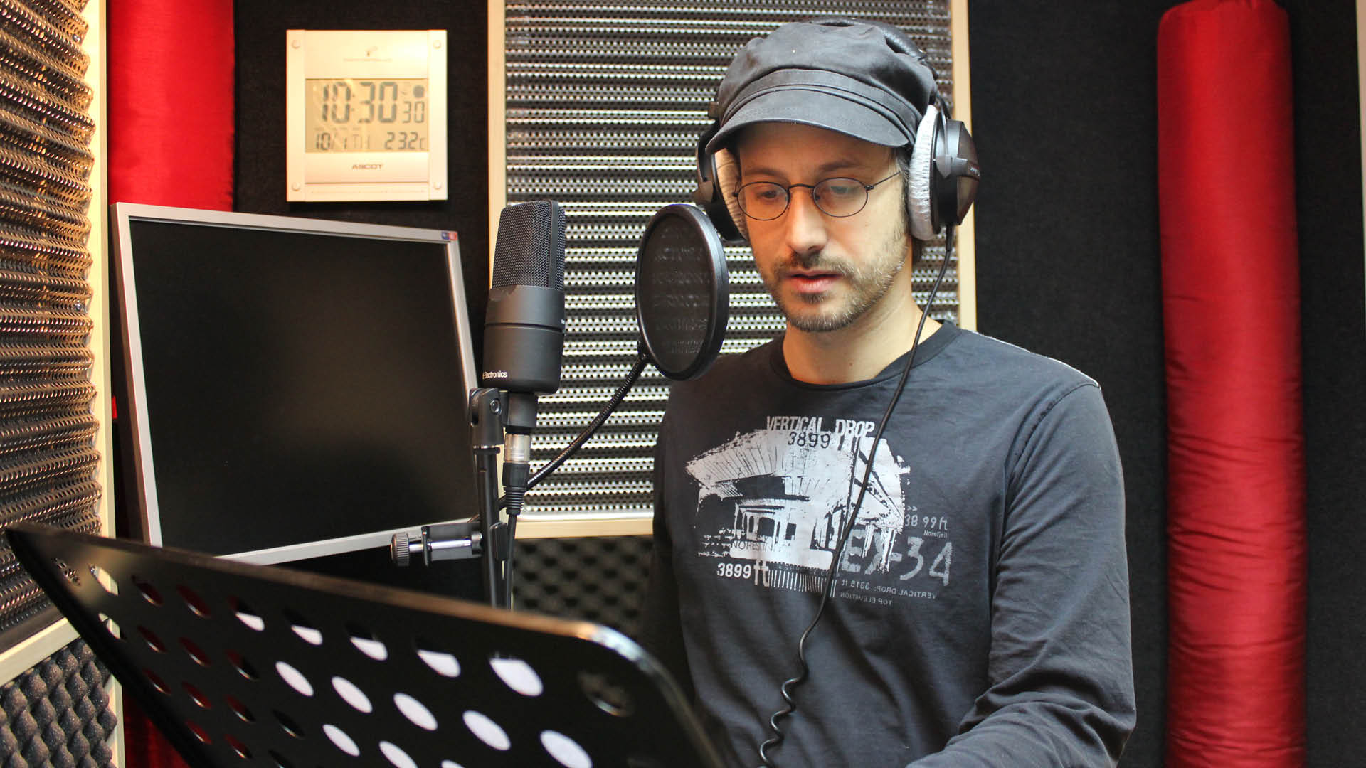 Michael Ostrowski bei der Aufnahme in den soundlarge-Studios