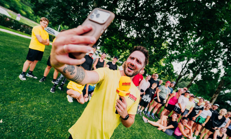 Antenne Kärnten Moderator Alex Streicher mittendrin statt nur dabei: Gemeinsam mit den Teilnehmer:innen wurde die Silent-Disco-Run-Premiere am Wörthersee festgehalten.
