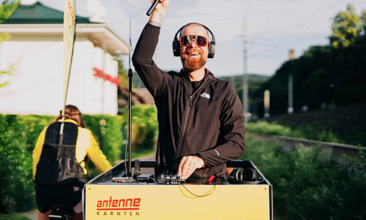 DJ Robert Hitch sorgte beim Antenne Kärnten Silent Disco Run am Wörthersee für den passenden Sunrise-Sound
